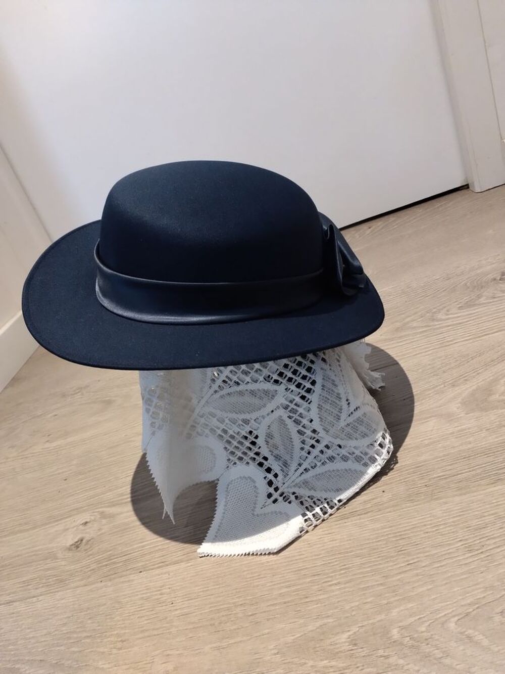 chapeau d'amazone bleu satin&eacute; taille 55 Vtements