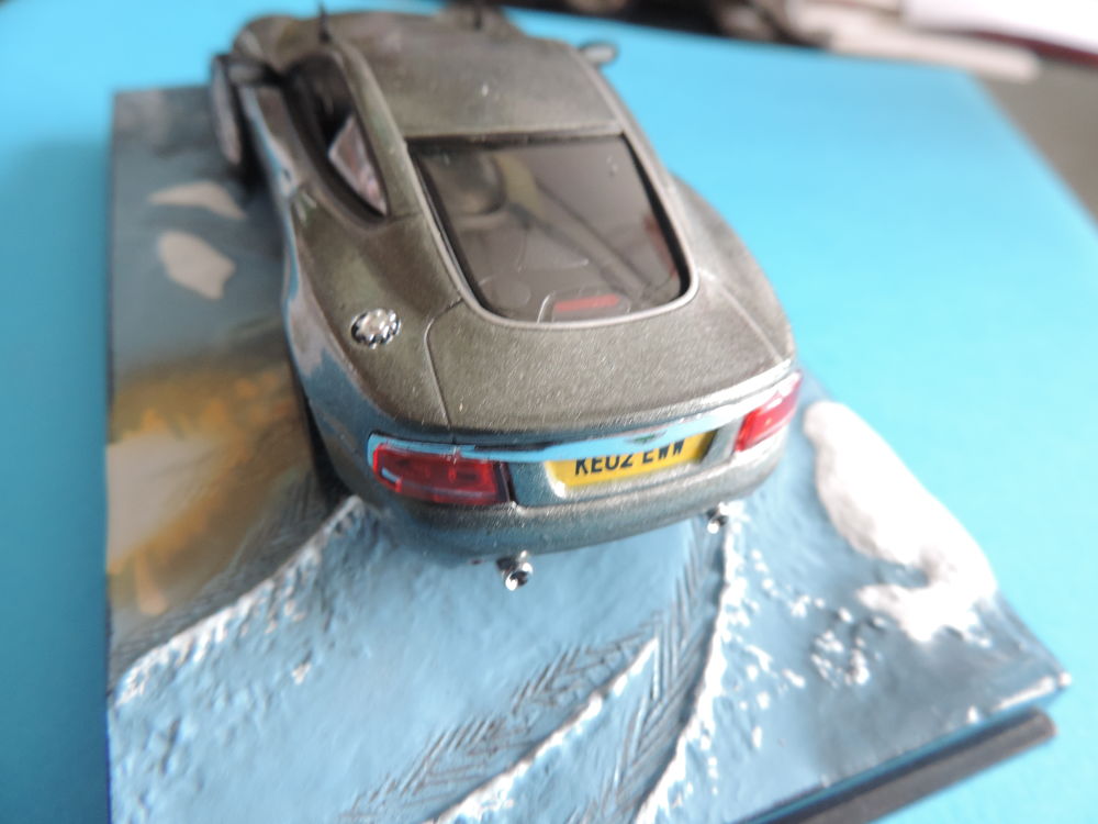 IXO - ASTON MARTIN V.12 - VANGUISH - Echelle : 1/43 &egrave;me. 