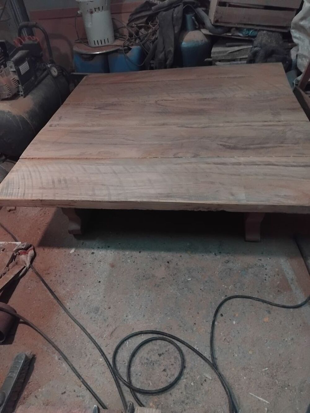 tr&egrave;s belle table de ferme ch&ecirc;ne massif
Et une table de salon Meubles