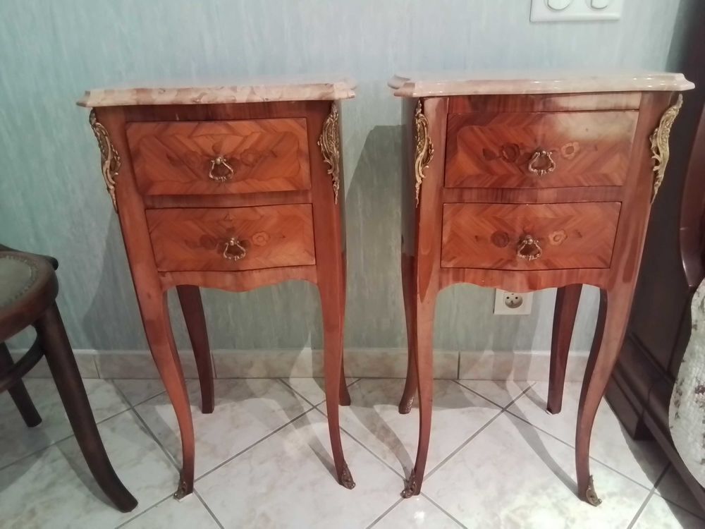 2 tables de nuit bois de rose. Meubles