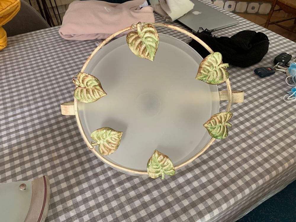 Plafonnier en verre opaline et fer forg&eacute; Décoration
