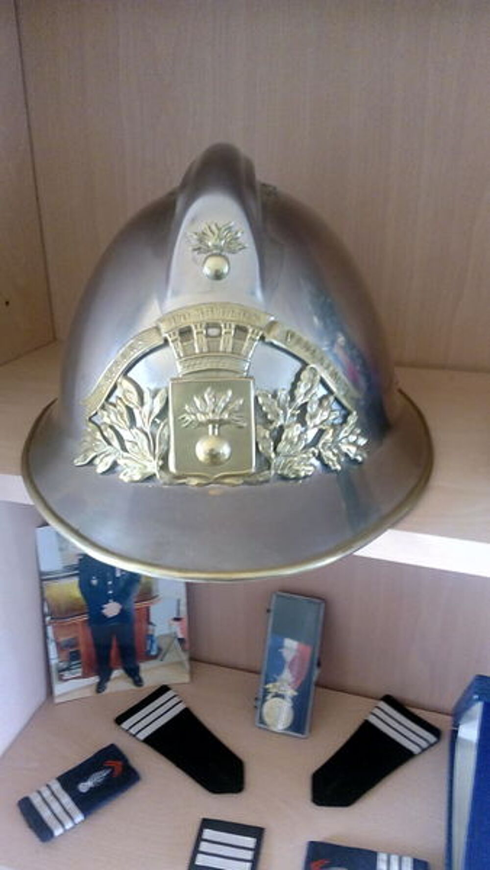 deux casques de sapeurs pompiers Décoration