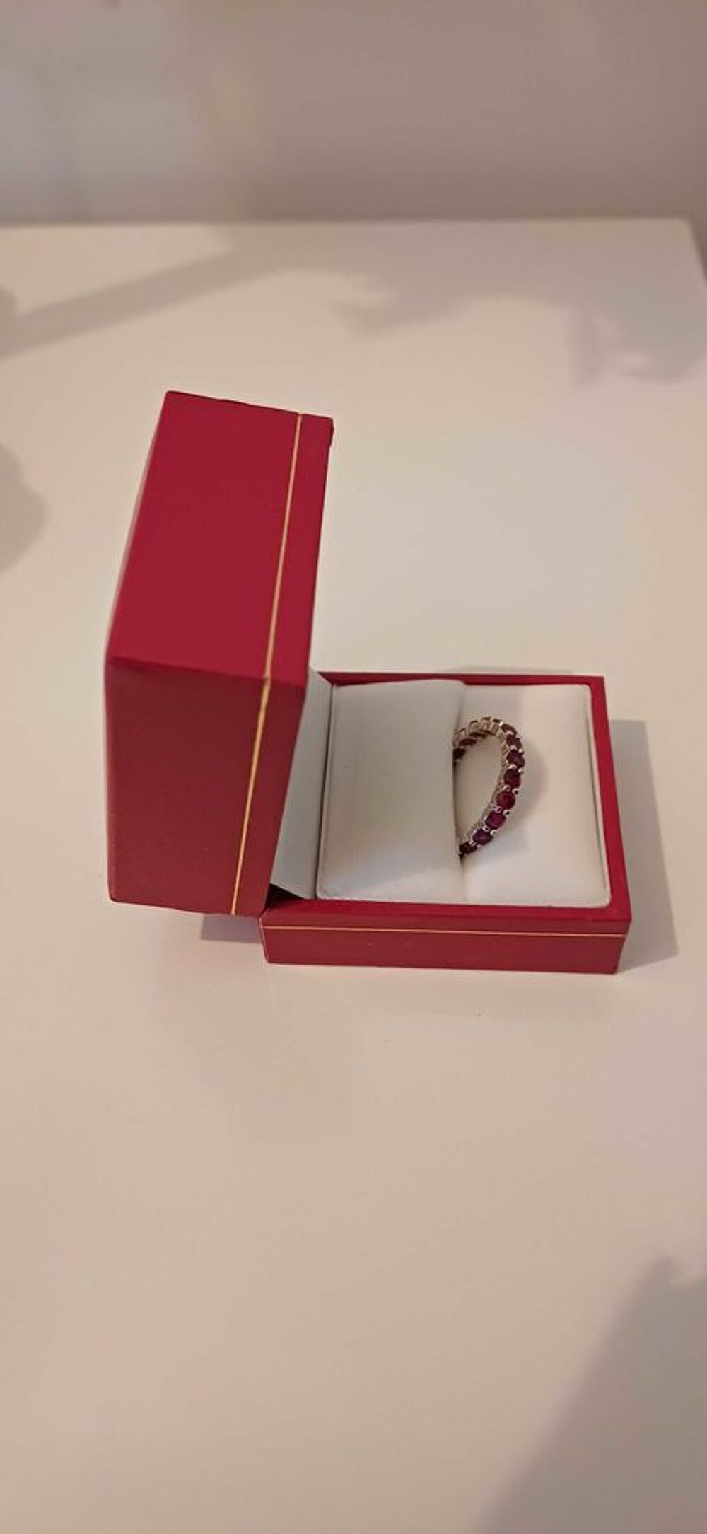 Jolie bague en or blanc 18 carats avec rubis Bijoux et montres