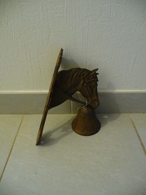 Cloche en m�tal avec t�te de cheval - Neuve 20 Celles-sur-Belle (79)