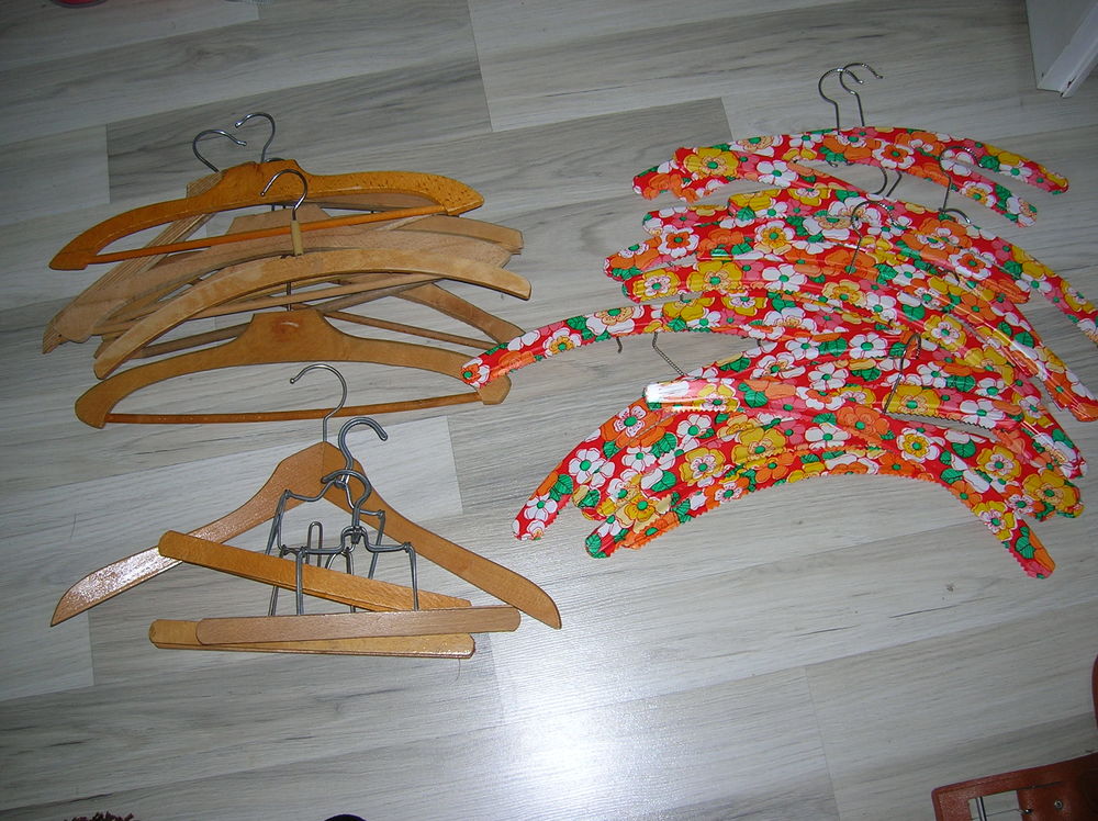 30 cintres en bois (plastifi&eacute;s fleuris et bois) Meubles