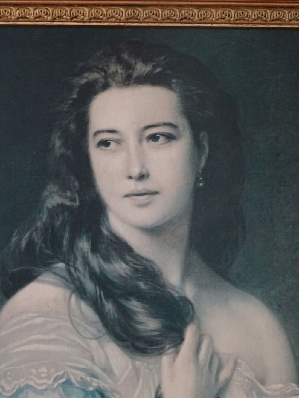 1 grand tableau repr&eacute;sentant une femme.
Décoration
