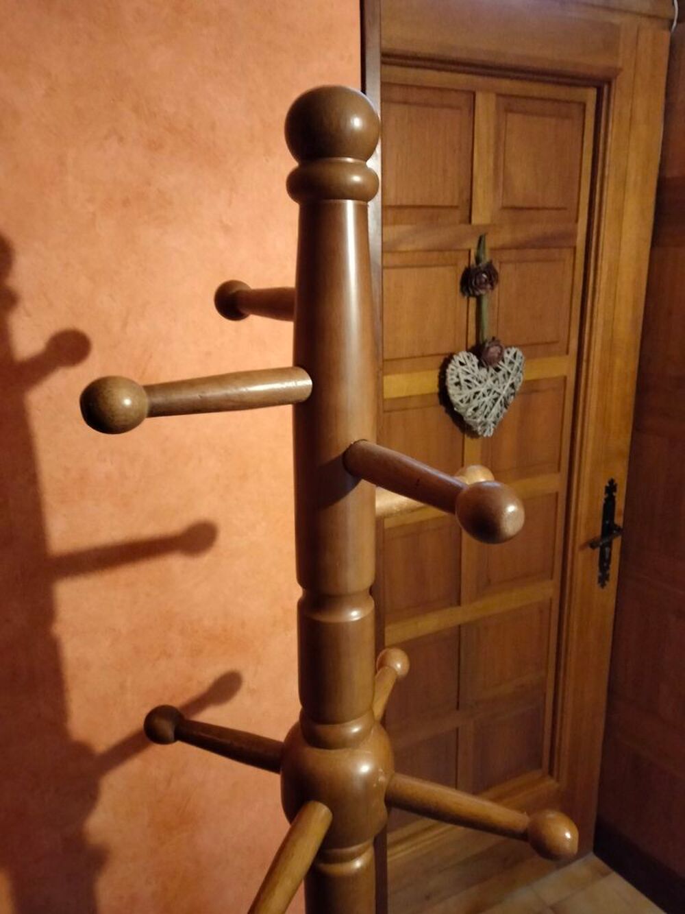 Porte-manteau sur pied. Décoration