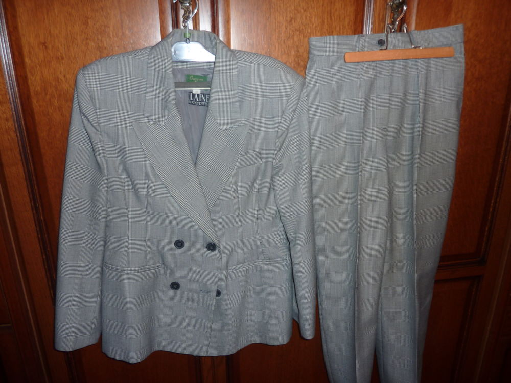 TAILLEUR PANTALON-VESTE FEMME
Vêtements