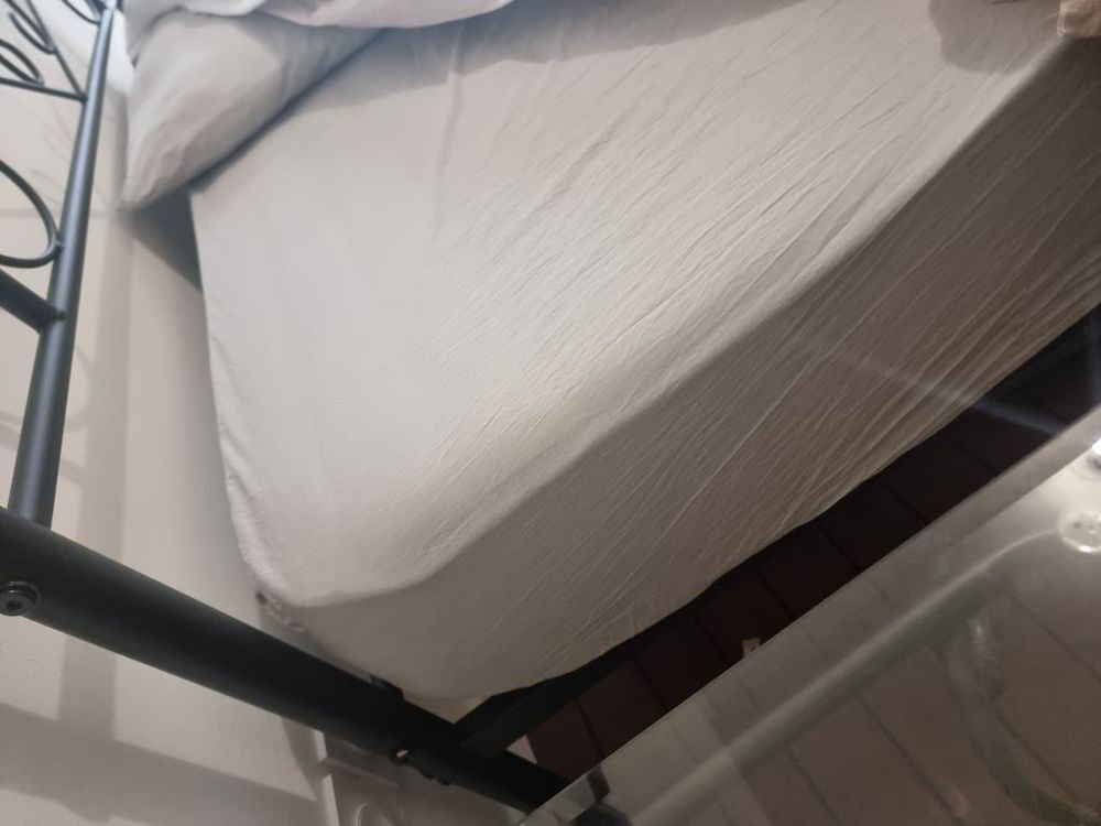 Lit, matelas et 2 tables de chevet Meubles