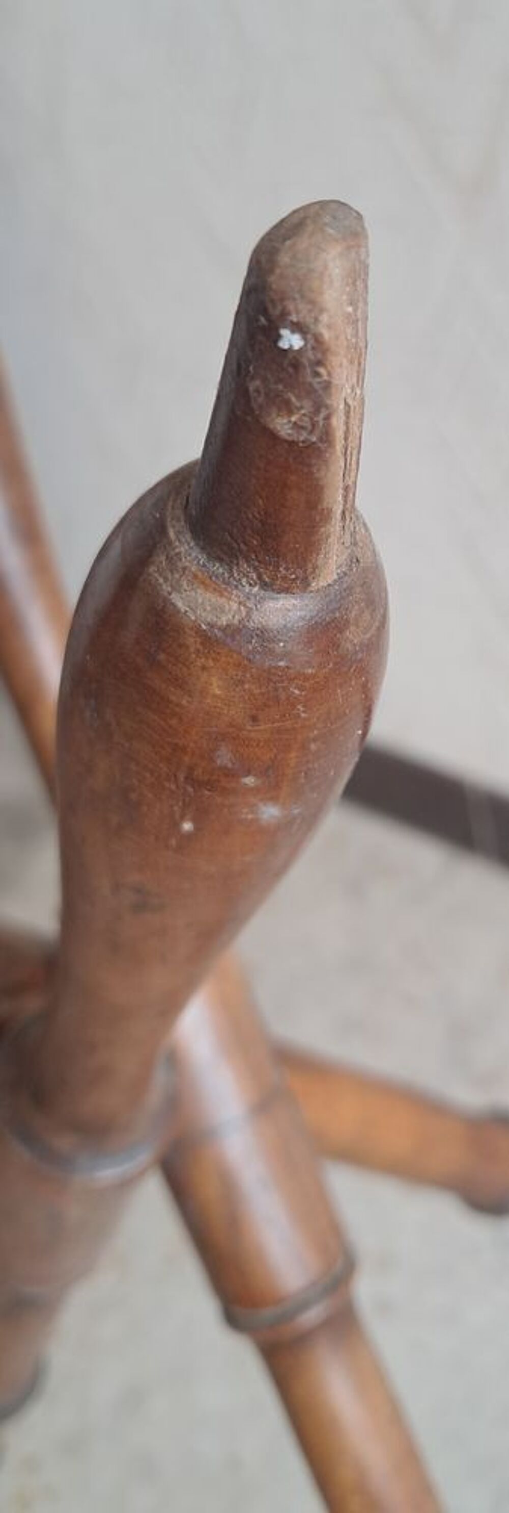 ancien trepied vintage en bois tourn&eacute; 
Décoration