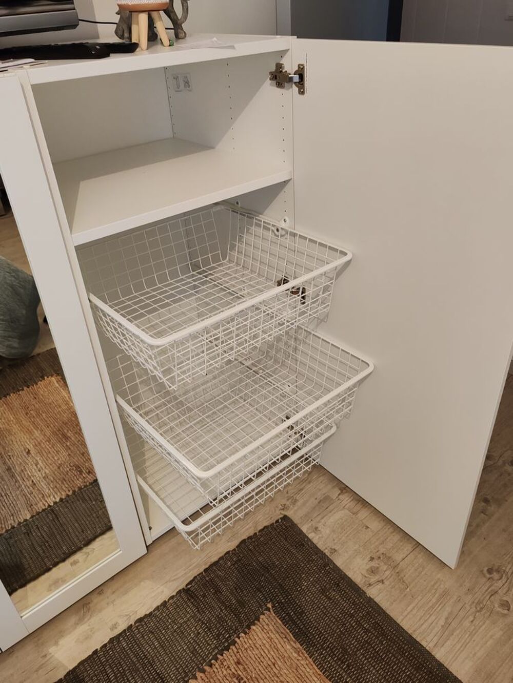 Armoire blanche avec paniers de rangement m&eacute;talliques Meubles