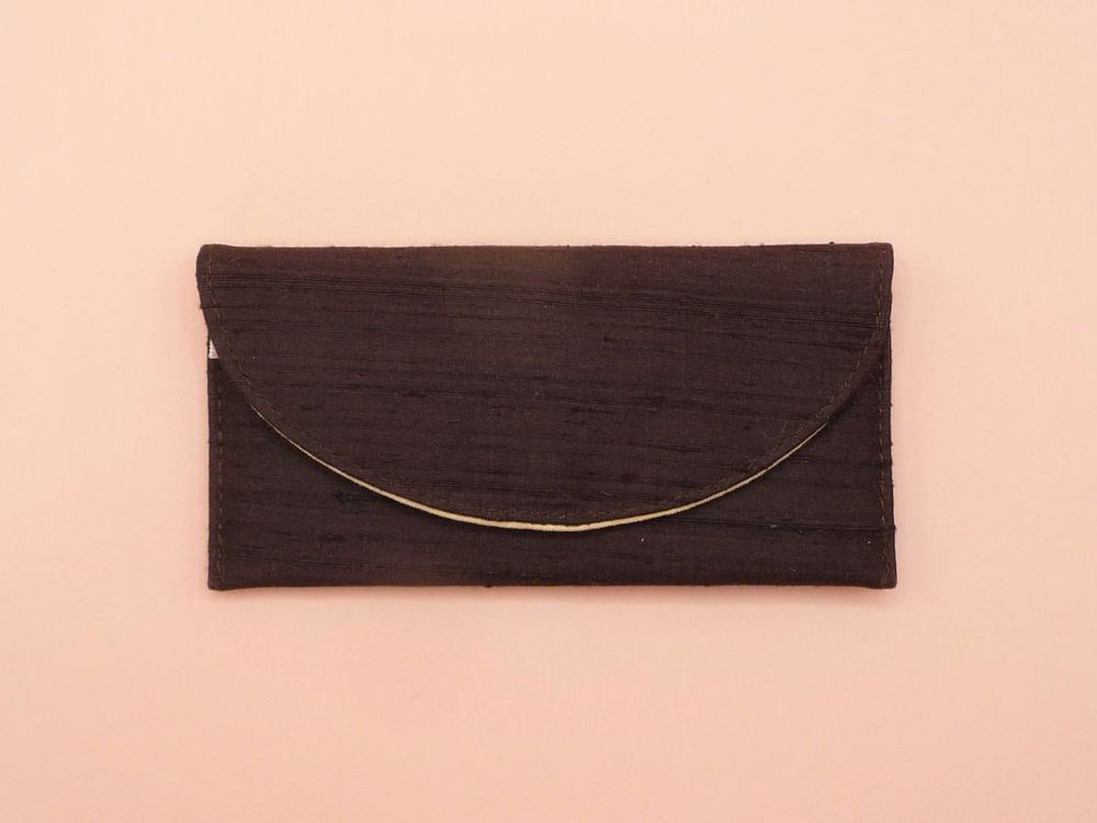 Pochette en Tissu Marron et Ecru avec son Bouton Pression Maroquinerie