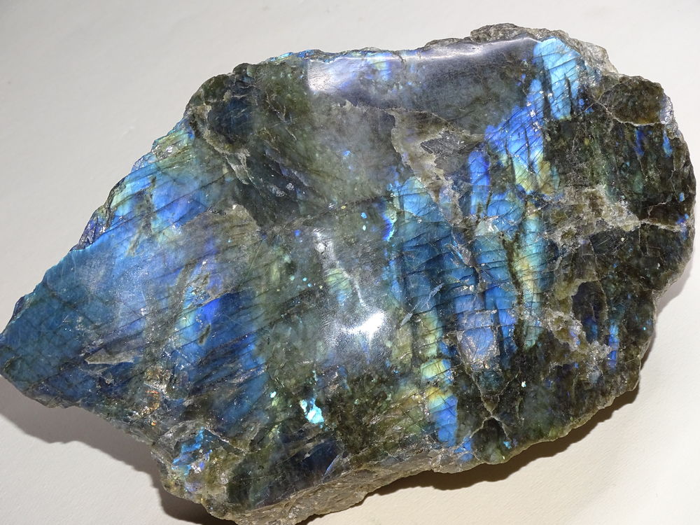 Labradorite polie d'un cot&eacute; Madagascar 1,998 kg 