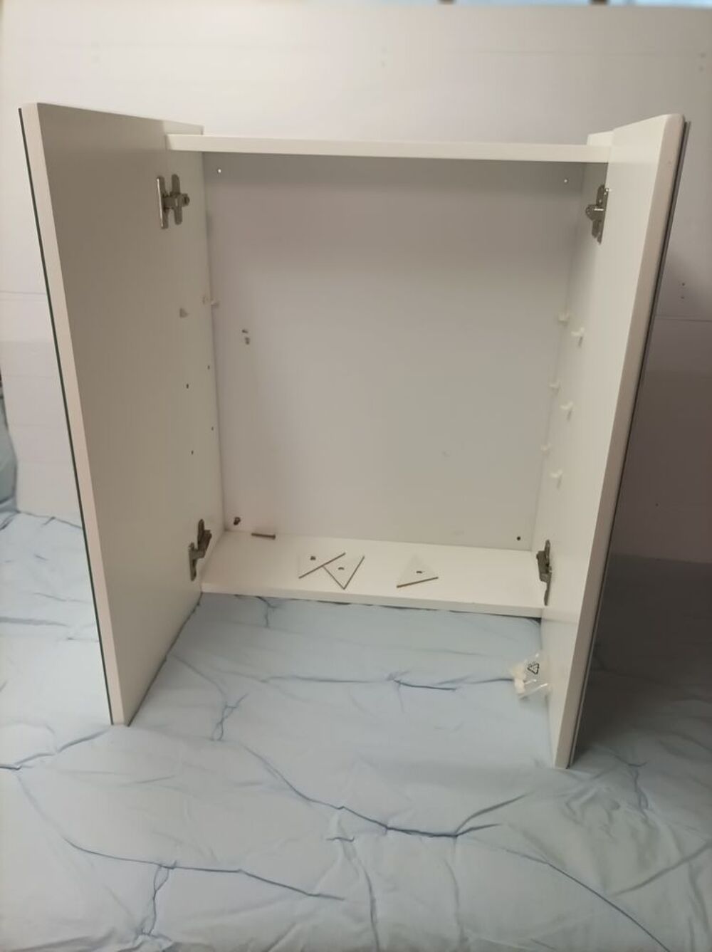 Armoire miroir de salle de bains ou de pharmacie. Meubles