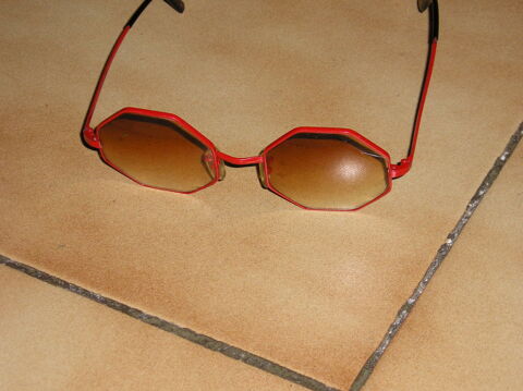 Lunettes de soleil hexagonales
10 Septmes-les-Vallons (13)