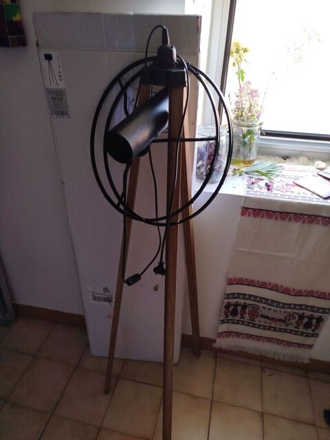 Luminaire trépied 25 Privas (07)