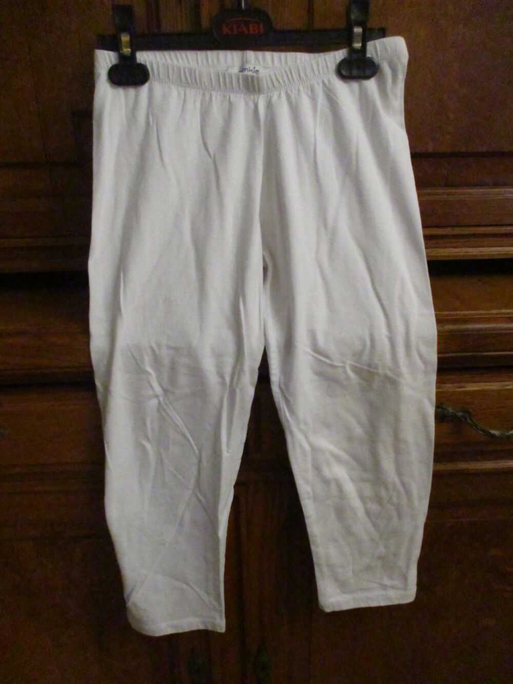 un pantacourt blanc et un pantalon en toile blanc bon &eacute;tat Vêtements