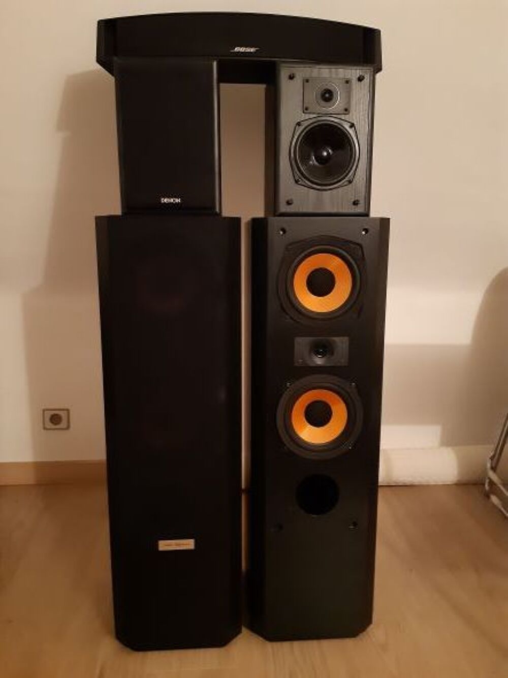 lot de 5 enceintes. 2 Avant, 2 arri&egrave;res, 1 centrale Audio et hifi