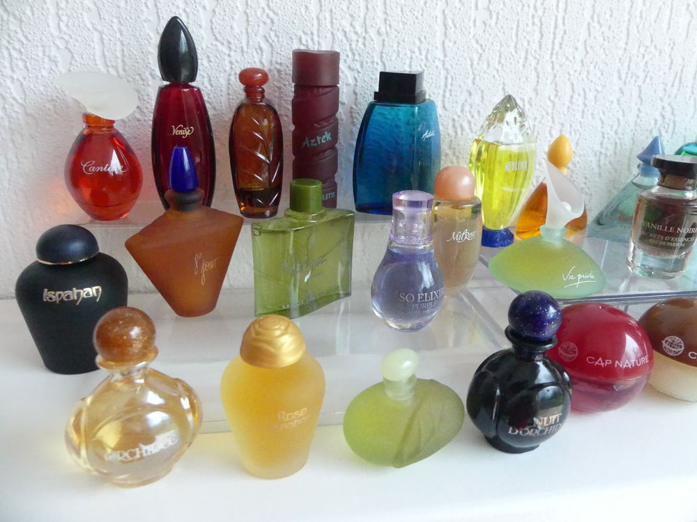 Lot de 28 miniatures de parfum 