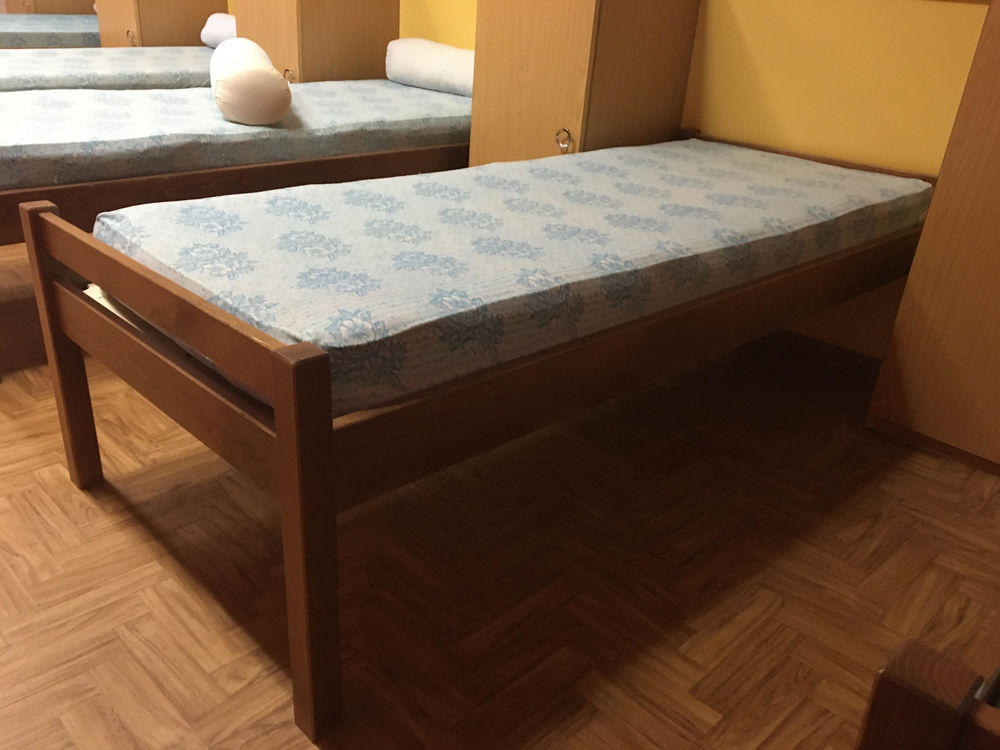 20 lits avec matelas en bon &eacute;tat. Meubles