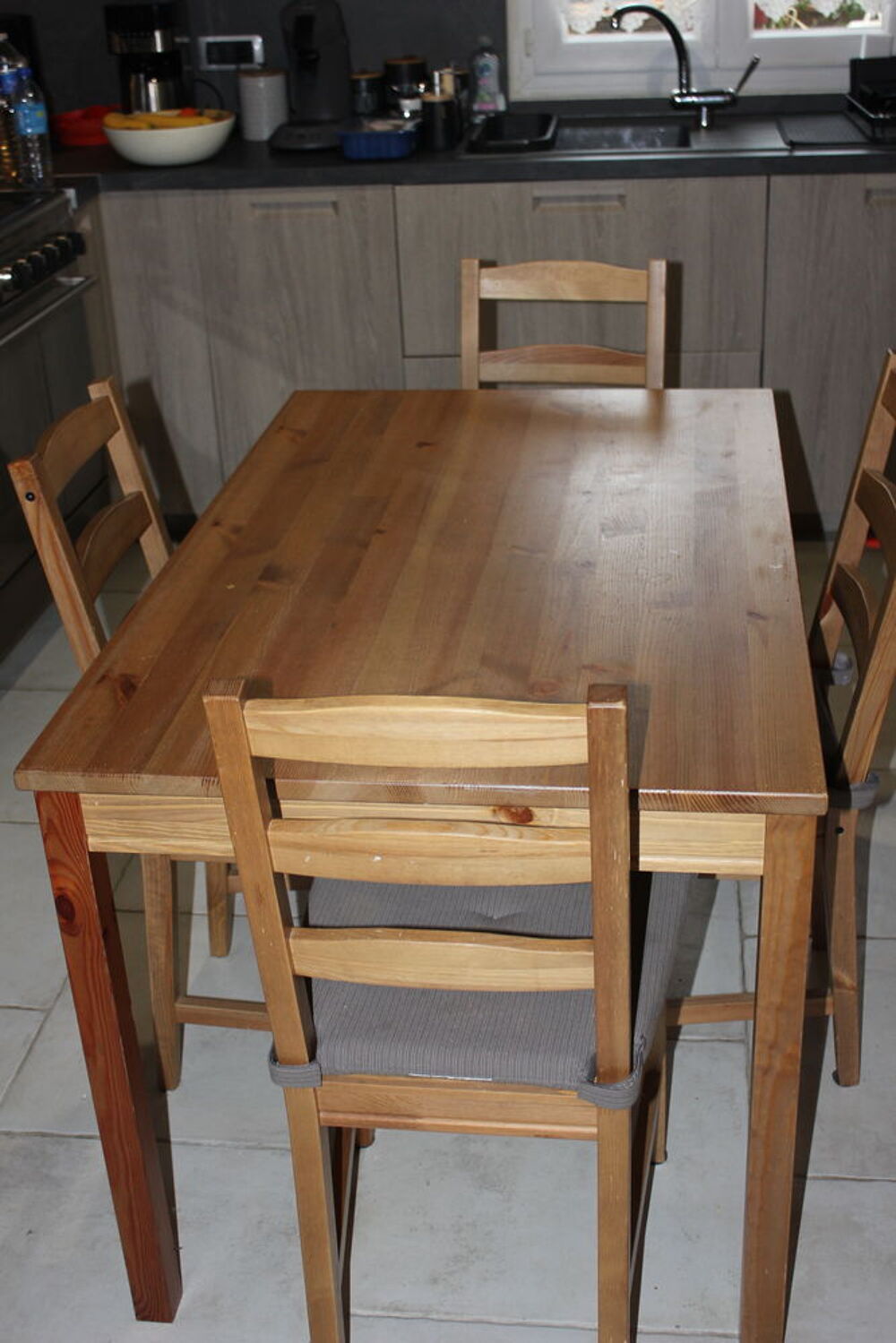 d'une table en bois avec 4 chaises en bois &eacute;galement Meubles