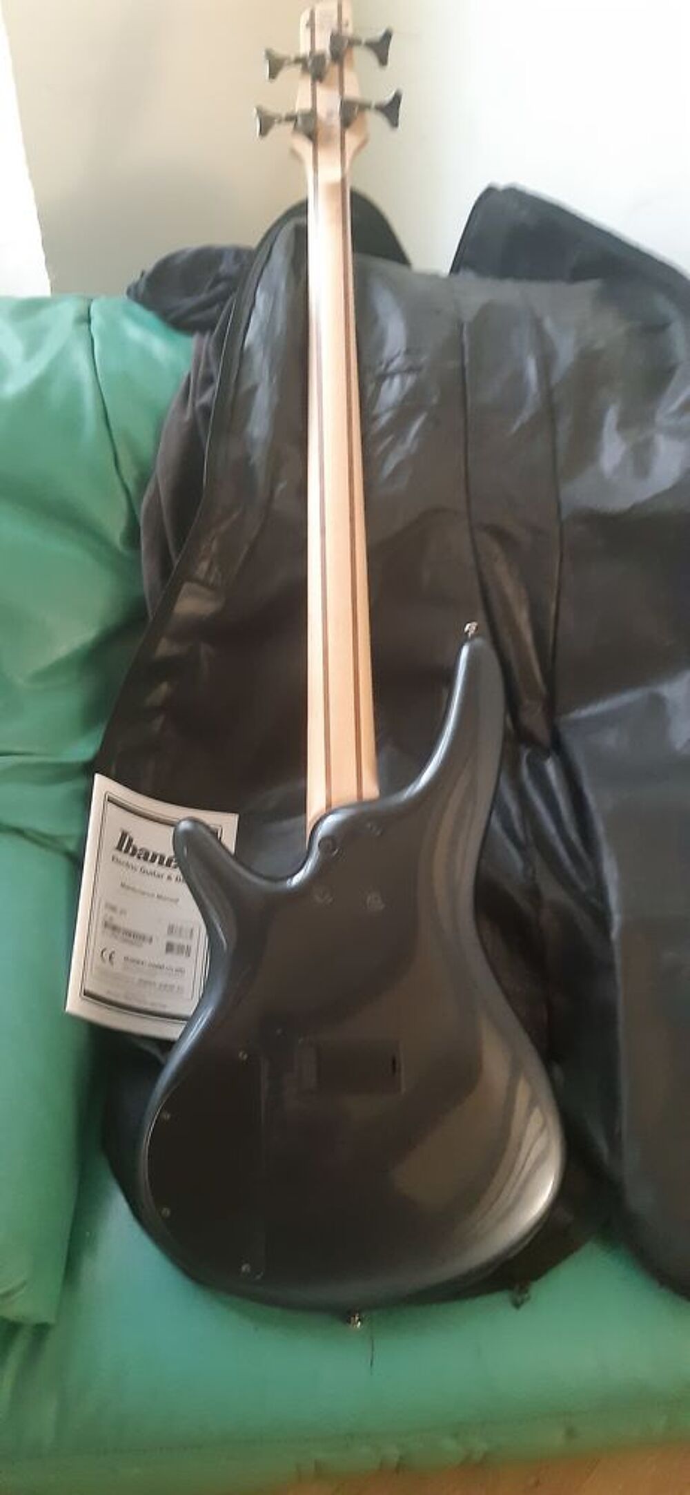 
basse ibanez SR300E-IPT. 2019. Instruments de musique