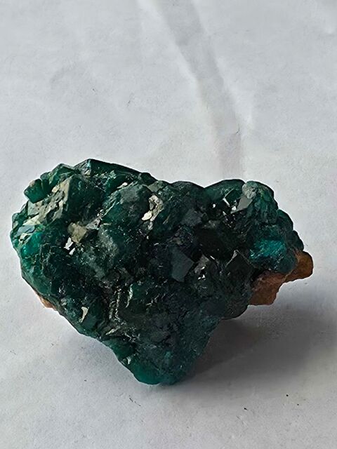 Dioptase brute sur matrice-Vert émeraude intense-38g 80 Bagneux (92)
