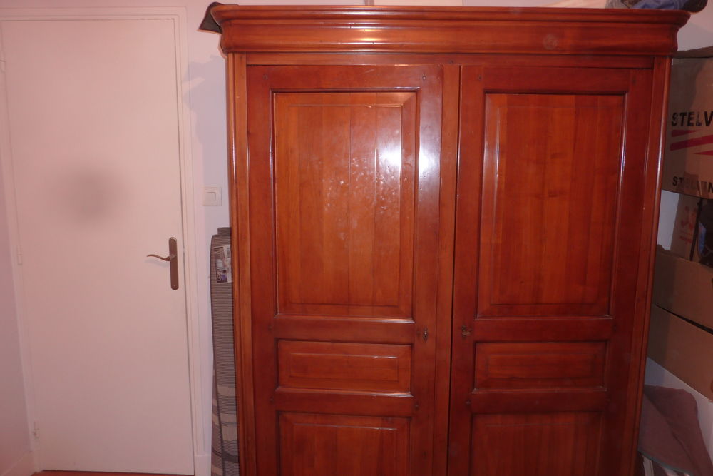 ARMOIRE EN MERISIER PENDERIE ET RAYONS INTERIEURS 160 EURO Meubles