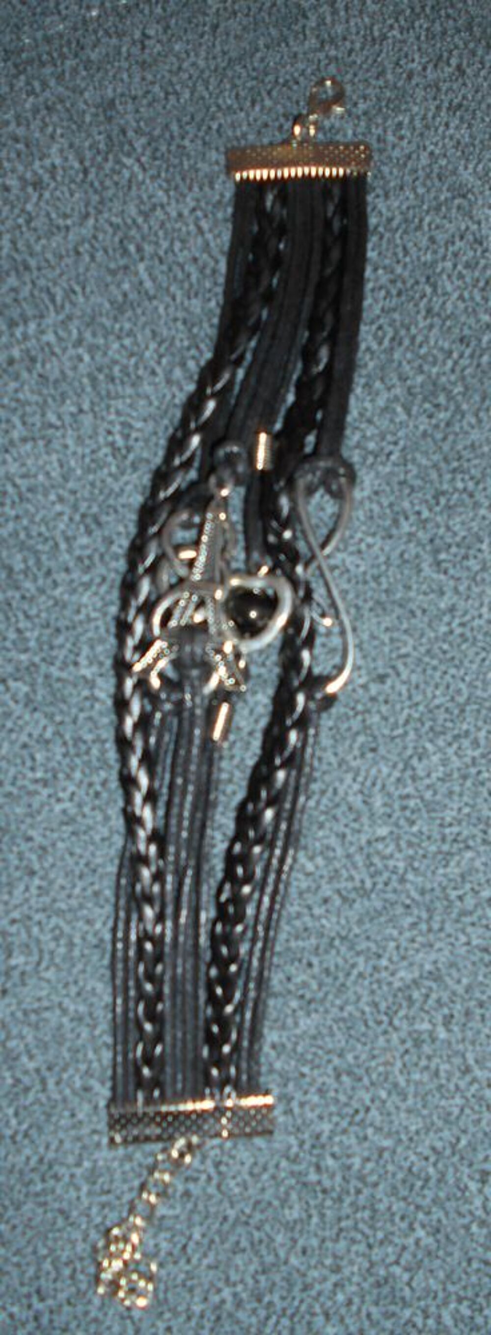 bracelet cuir noir avec plusieurs lani&egrave;res &amp; breloques, neuf Bijoux et montres