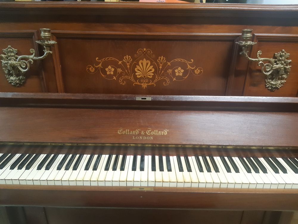piano droit ancien Instruments de musique