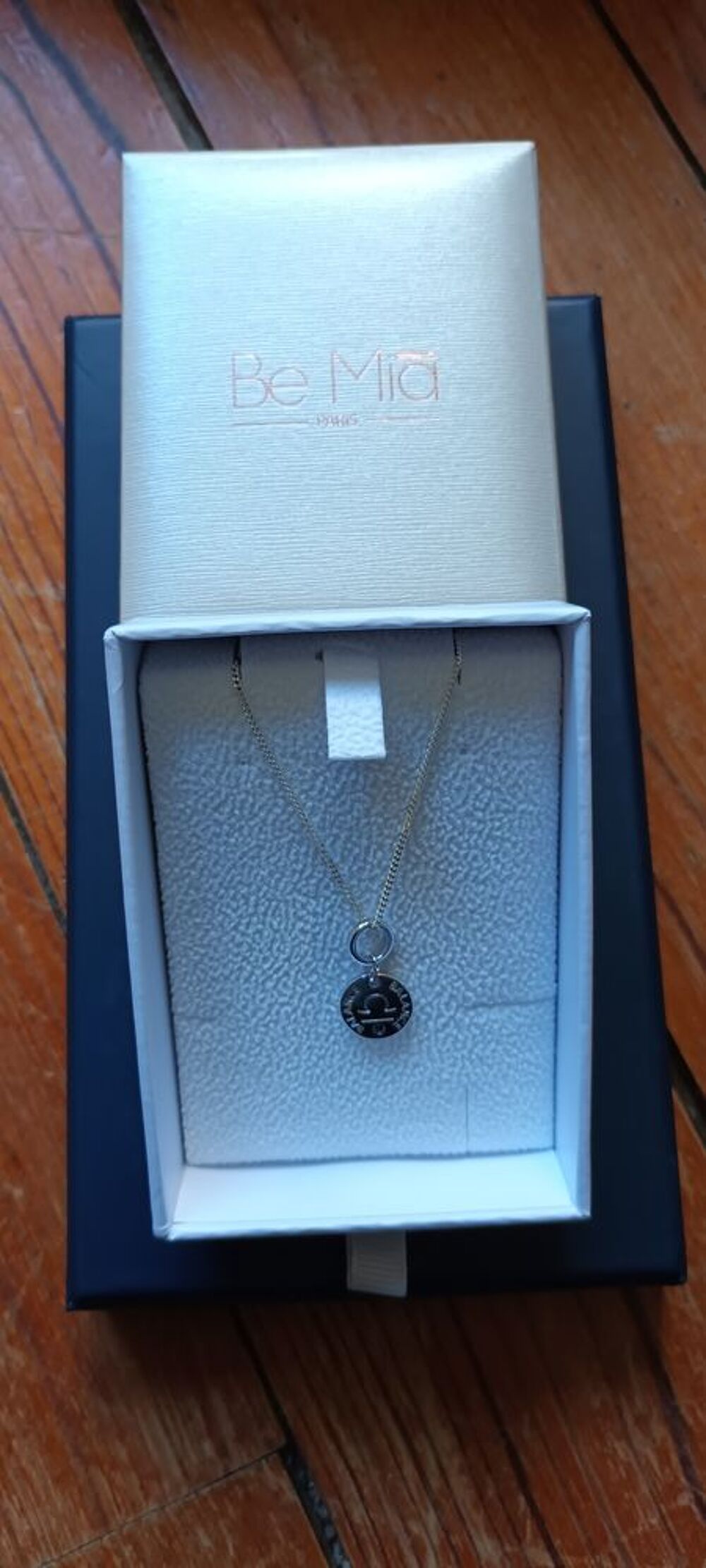 Pendentif astro balance Bijoux et montres