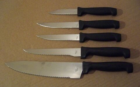 Couteaux � lame finement dentel�e neufs (jeu de 5) 10 Balma (31)