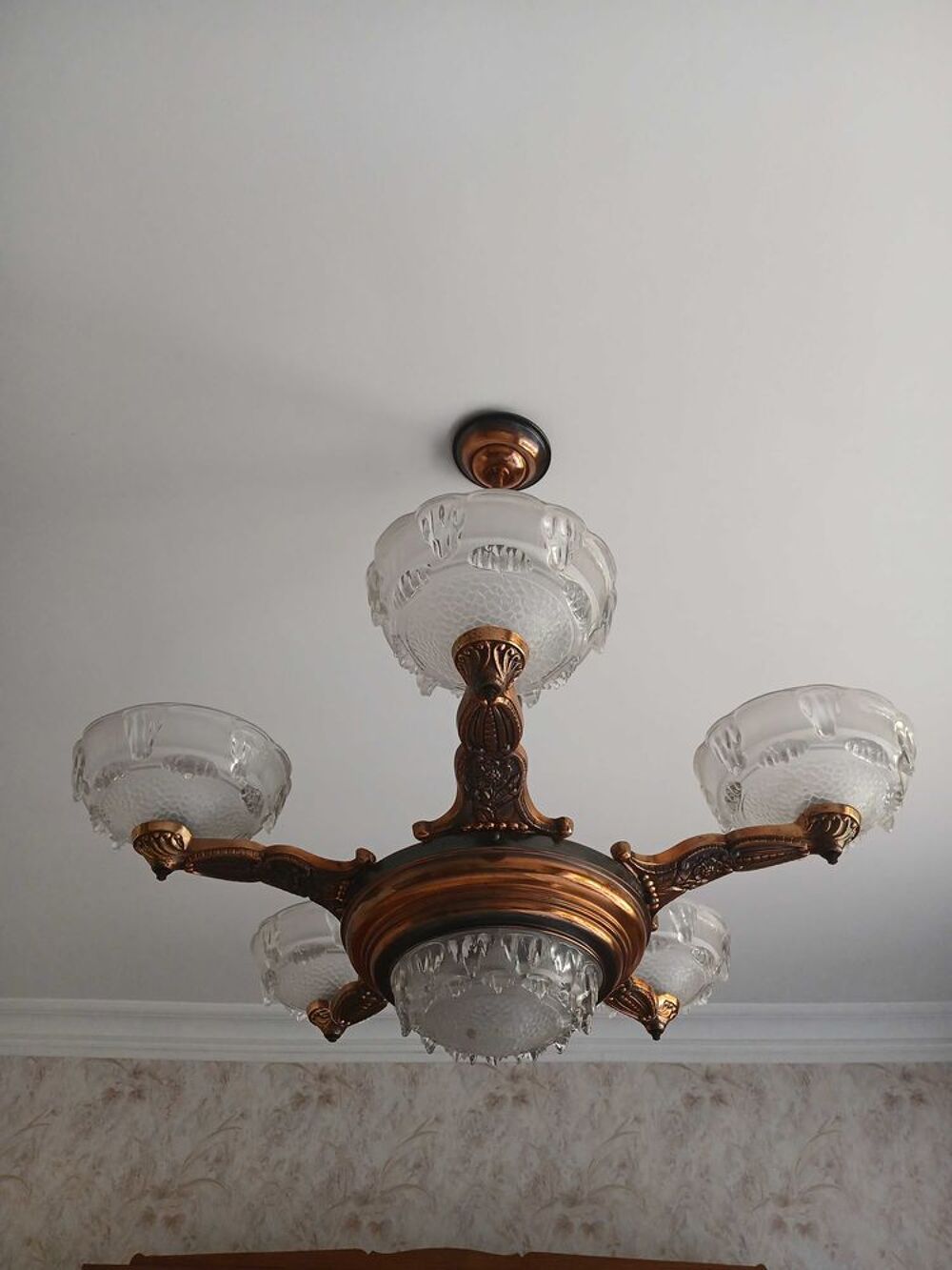 Lustre &agrave; 6 ampoules. Décoration