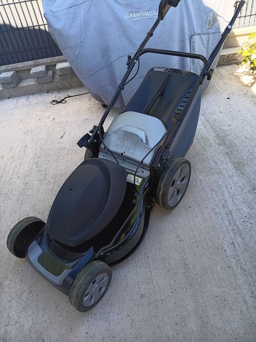 Tondeuse &eacute;lectrique tractee coupe 48cm Jardin