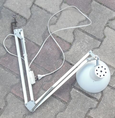 Ancienne lampe industrielle d'�tabli dans son jusFonctionne
100 Castries (34)