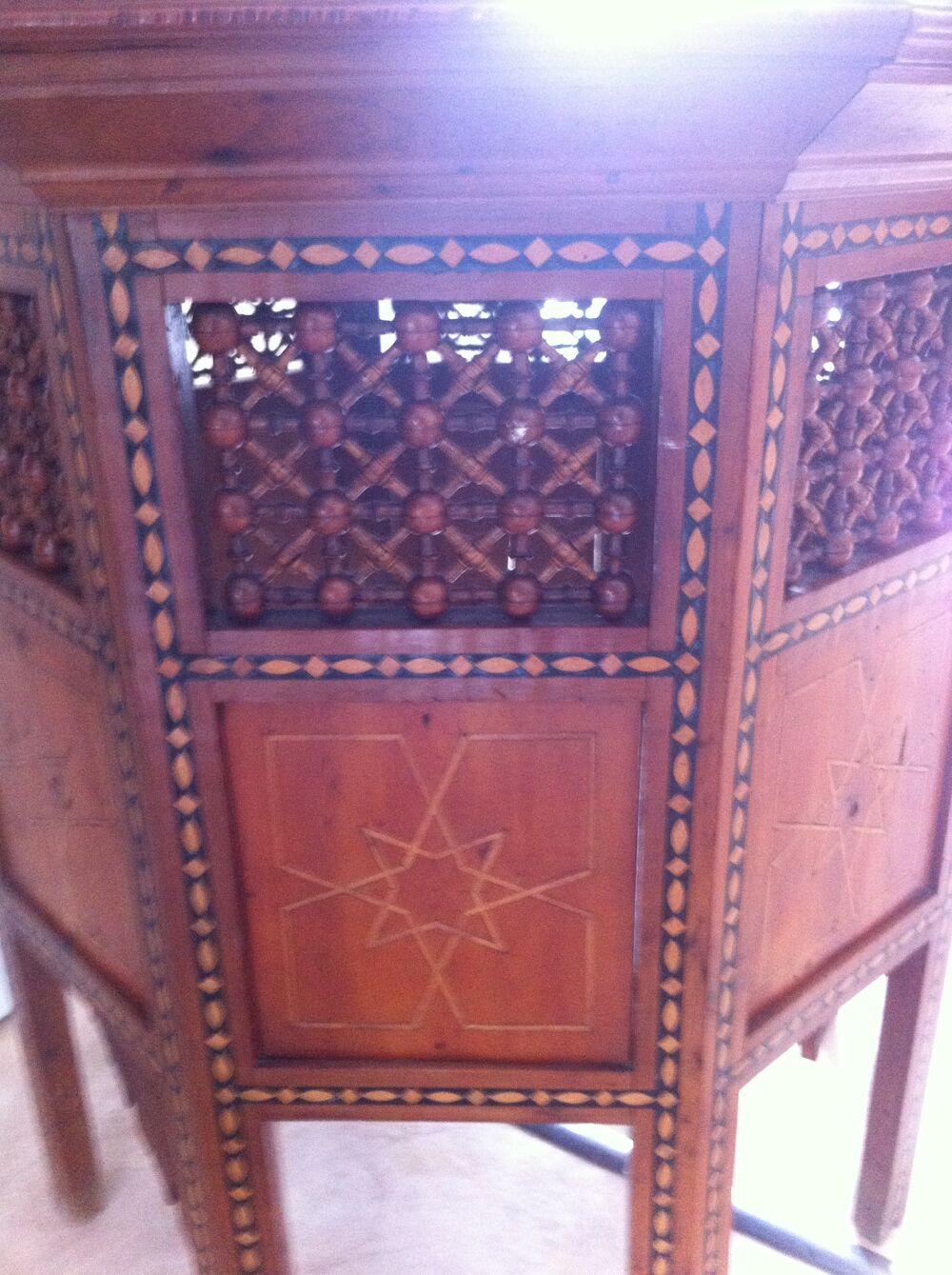 Table gu&eacute;ridon Afrique du Nord Meubles