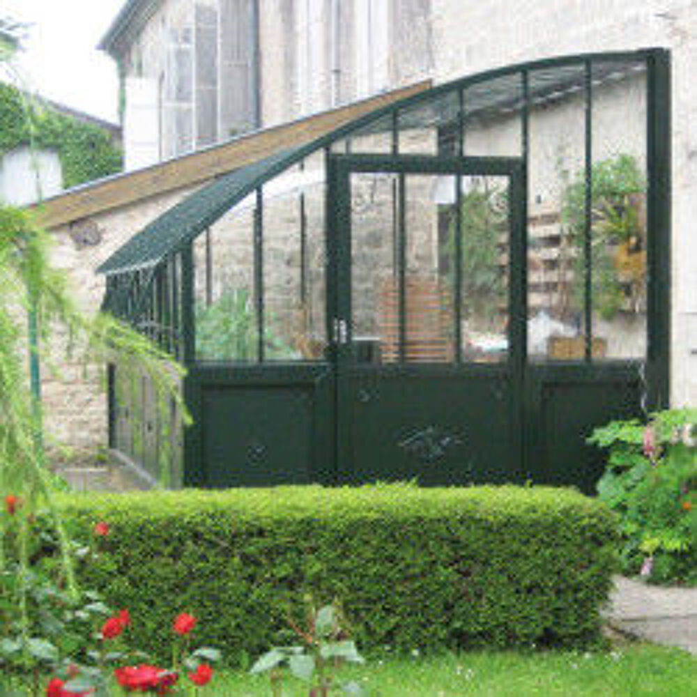 Serre Chambord visible sur notre show-room, sur base de 87cms laqu&eacute;e de 2m80x3m80 Jardin
