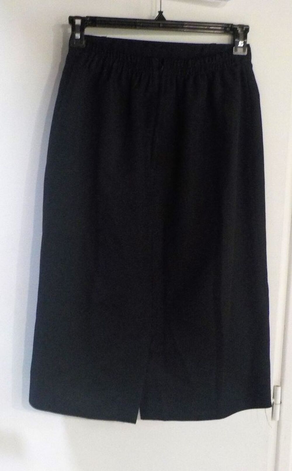 JUPE NOIRE TAILLE 44 100% POLYAMIDE Vêtements