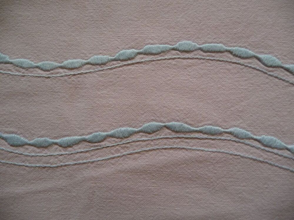Drap ancien rose brod&eacute; gris monogramme NP et double vagues Décoration