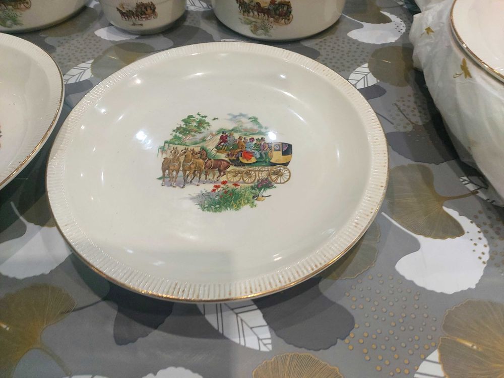SERVICE DE VAISSELLE ANNEE 1970-1980 NEUF Décoration