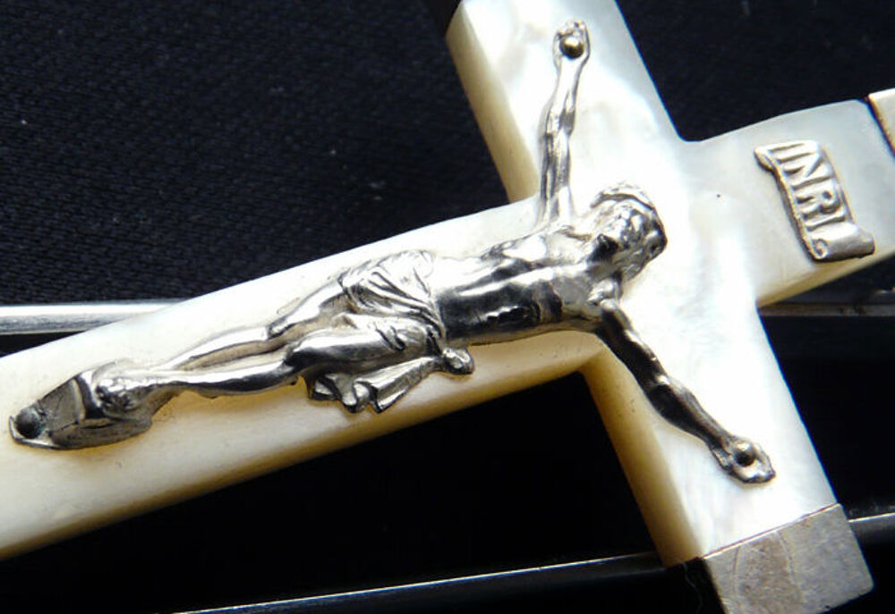 Pendentif Croix-Crucifix en Nacre et Argent ann&eacute;es 1900-1910 Bijoux et montres