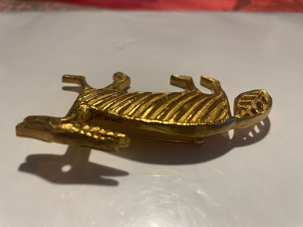 Broche dor&eacute;e chien Mythologie Bijoux et montres