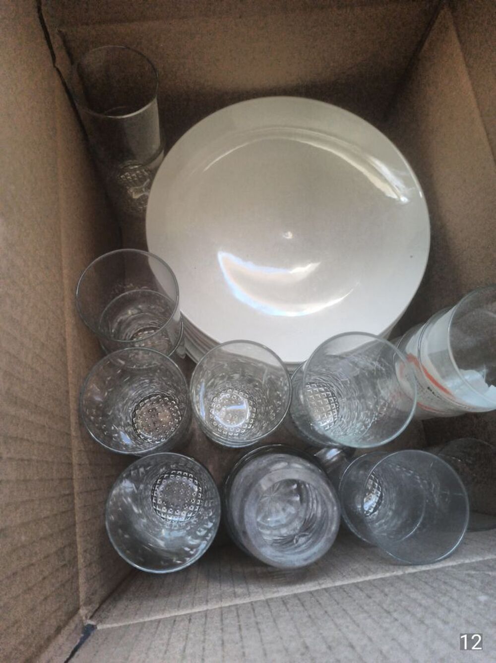 Lot de 12 assiettes et 6 verres planteur et 12 verres &agrave; eau. Cuisine