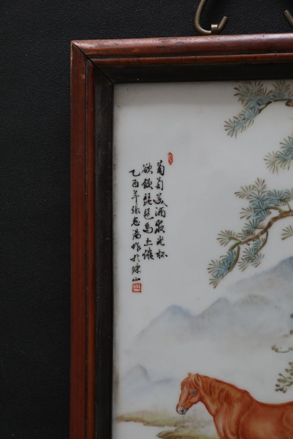 PLAQUE CHINOISE AVEC CHEVAL MARRON PEINT A LA MAIN 