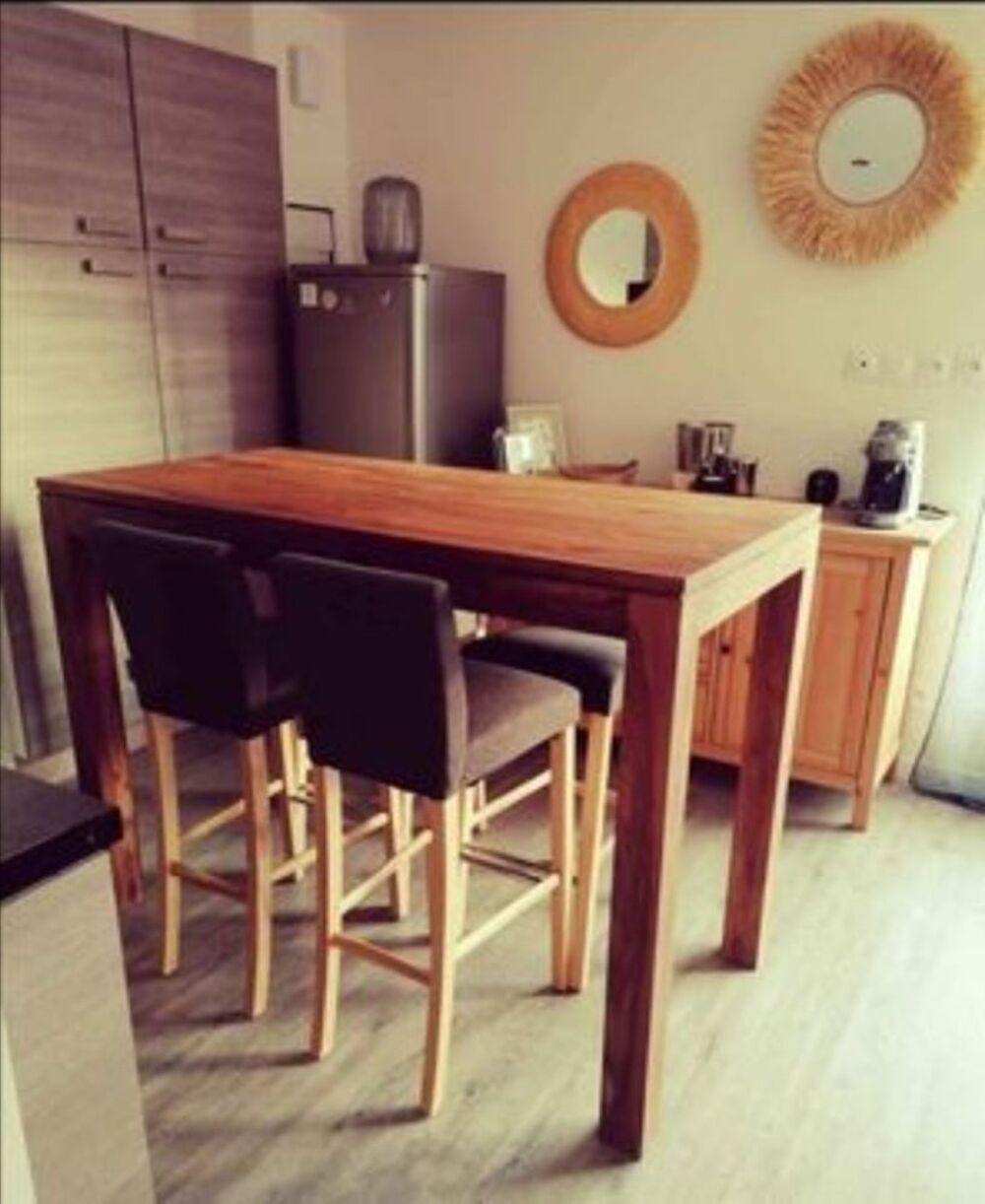 Table &agrave; manger haute en bois massif Meubles