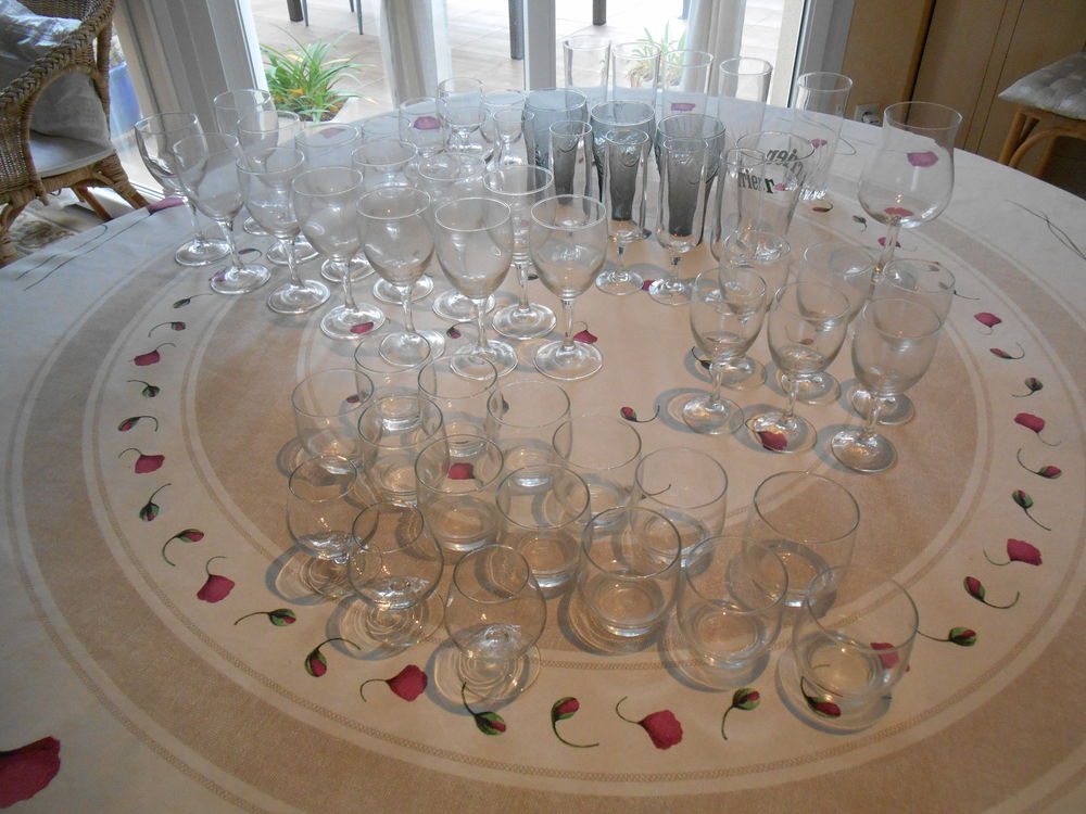 Lot de 56 Verres Diff&eacute;rents
Décoration