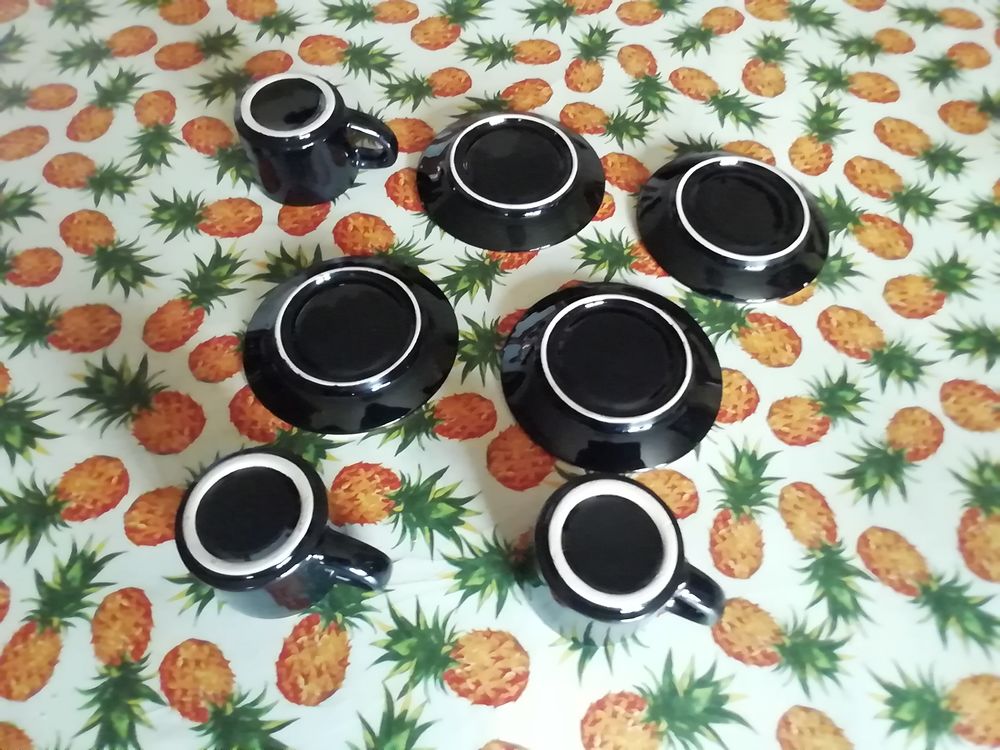 Tasses noires sign&eacute;es EXPRESSO avec liserai OR Cuisine