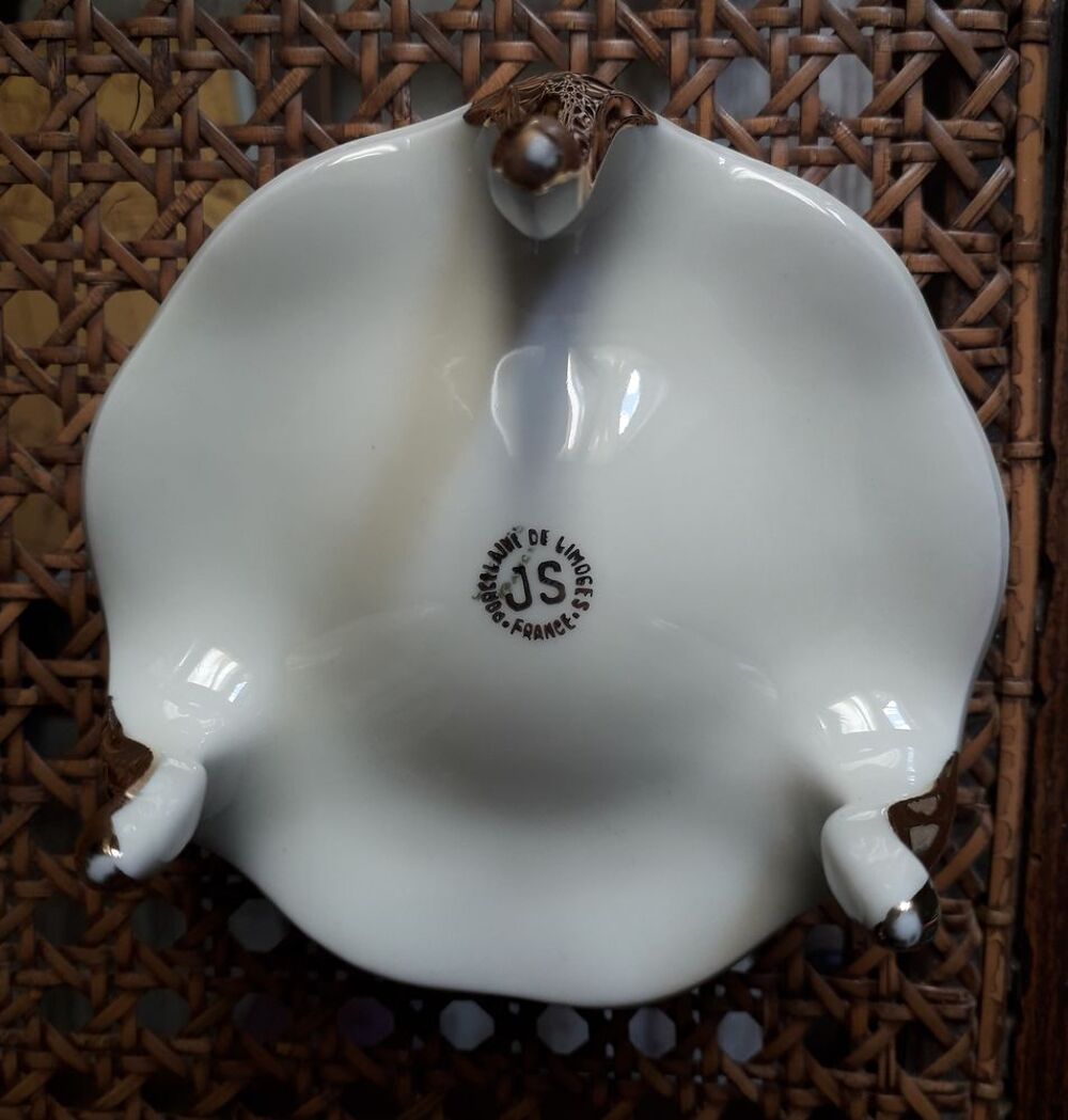 Bonbonni&egrave;re tripode en porcelaine de Limoges ( J-S ) 