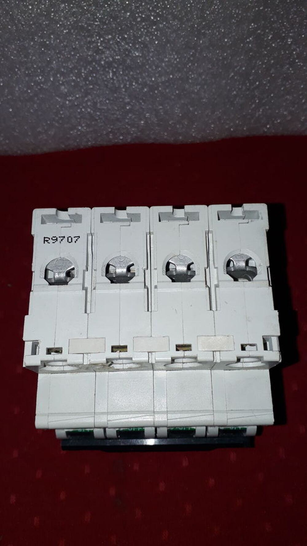 Merlin Gerin 24233 - Disjoncteur tetrapolaire C60N Bricolage