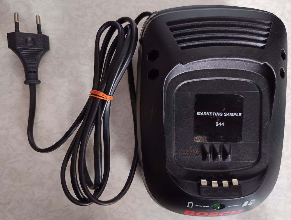 Chargeur Officiel Bosch D-70745 10,8v-21,6v 0,43A Bricolage